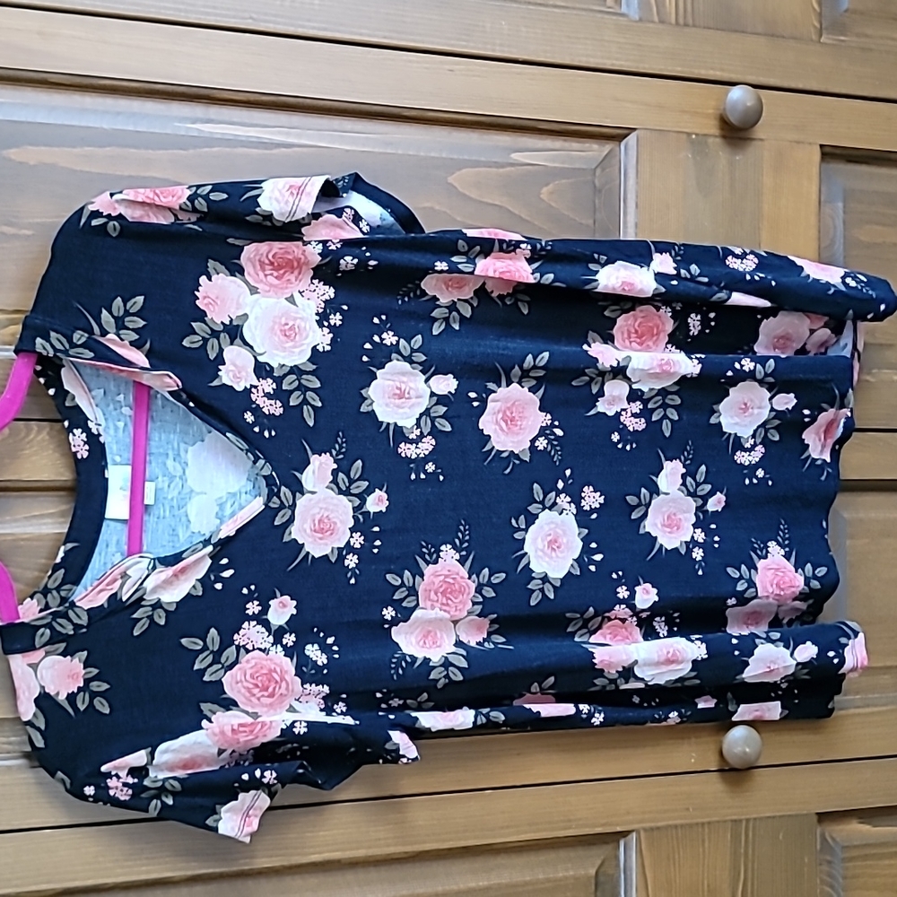 LuLaRoe Lg V-neck short sleeve top